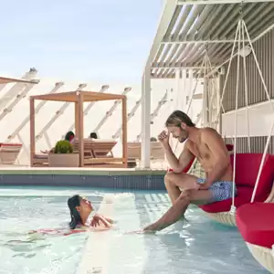 ¿A quién se dirige la compañía Celebrity Cruises?